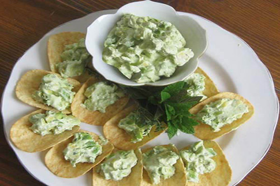 Avocado dip with mint on tortilla chips