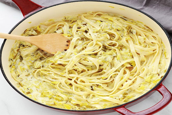 Spaghetti with creamy garlic and leeks