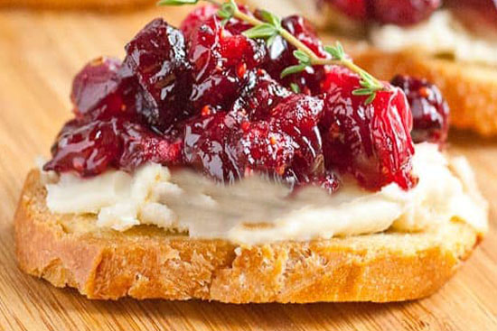 Crostini-with-roasted-cranberries-and-brie-cheese